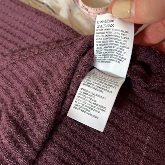 American Eagle soft & sexy plush v neck waffle rough hem shirt maroon XS - Picture 9 of 9